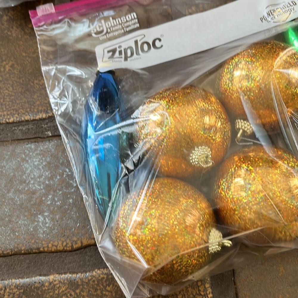 35 Piece Lot of Random Christmas Tree Ornaments - Picture 11 of 11